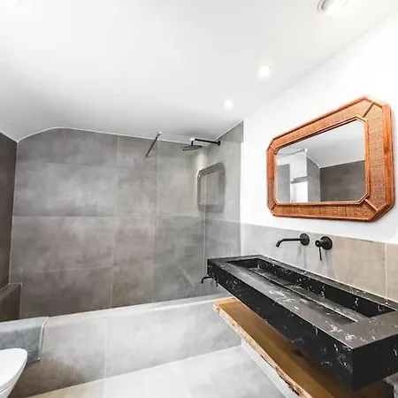 Amazing Triplex By The Beach Apartment *